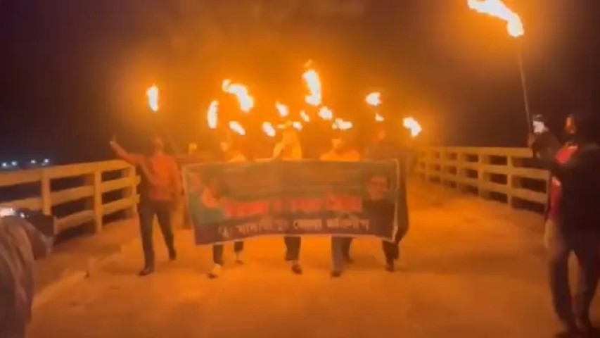 মাদারীপুরে মধ্যরাতে হেলমেট-মাস্ক পরে নিষিদ্ধ ছাত্রলীগের মিছিল